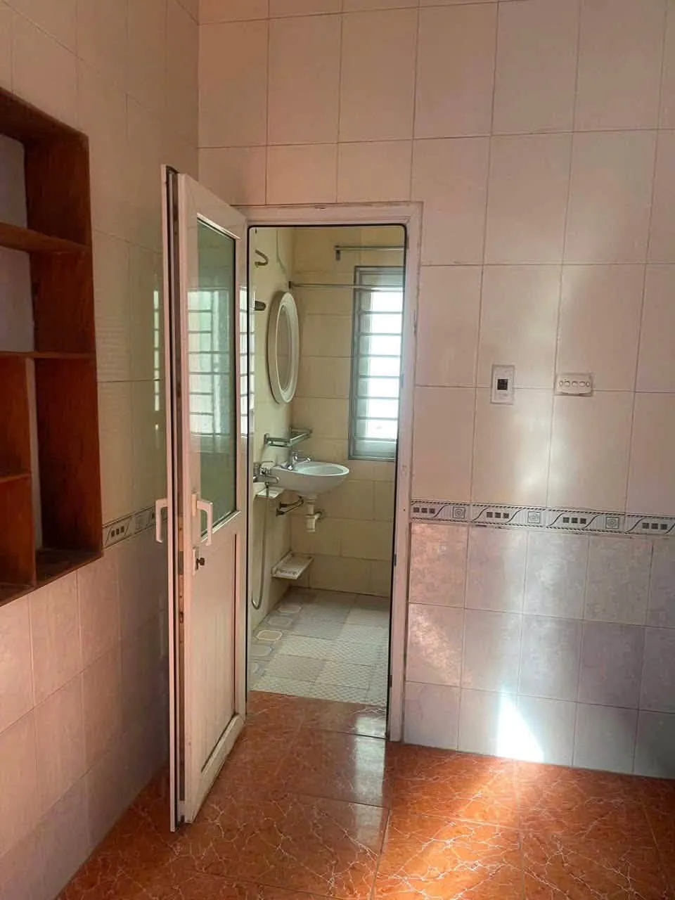 CHO THUÊ NHÀ NGUYÊN CĂN 2 TẦNG – ĐỐI DIỆN TRƯỜNG TIỂU HỌC HÀ HUY TẬP A - Thumb 2
